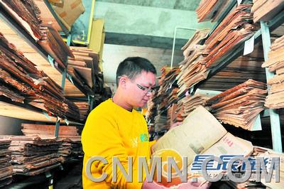 張立的報(bào)紙庫(kù)如同舊報(bào)資料室，這一&ldquo;懷舊產(chǎn)業(yè)&rdquo;為他淘來(lái)每月近萬(wàn)元的收入。