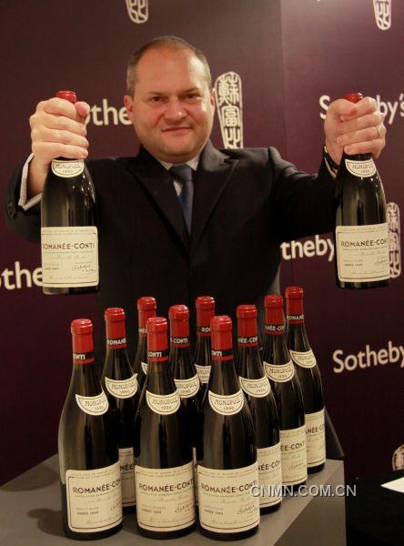 蘇富比亞洲區洋酒部主管樓柏禮(RobertSleigh)及最高估價拍品—— 1990年羅曼尼· 康帝