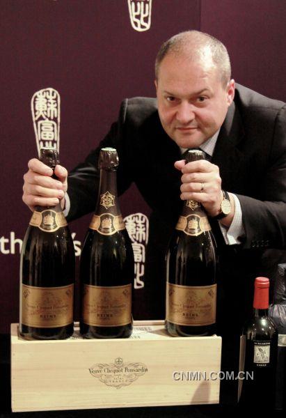 蘇富比亞洲區洋酒部主管樓柏禮(Robert Sleigh)及凱歌酒莊(Veuve Clicquot)直遞1921、1929及1947年珍罕歷史性年份香檳。