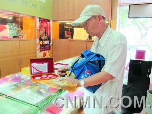 廣州市民李伯以1960元所謂優惠價郵購的《黨的歲月》紀念幣（含5枚銀幣2枚金幣）被鑒定為贗品。這套假幣同時偽造了收藏證書和檢驗報告