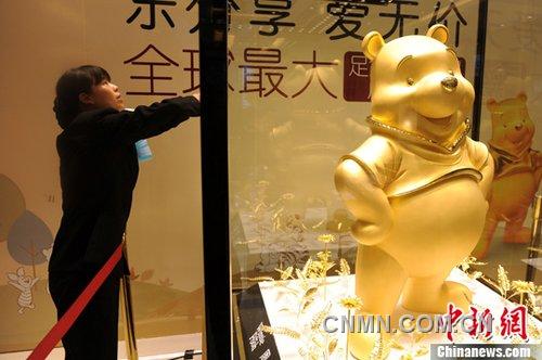 3月22日,成都春熙路某金店一只由16.8千克黃金打造的維尼熊吸引了眾多民眾眼球