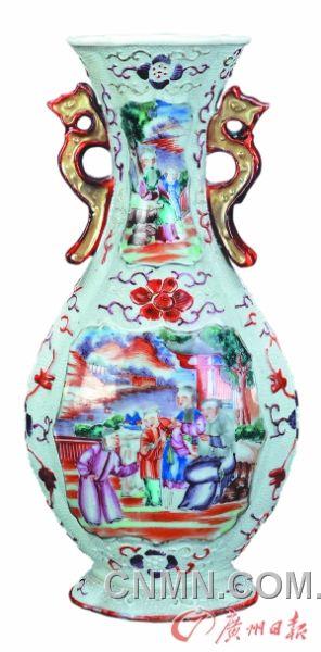 清乾隆 廣彩開(kāi)光人物紋雙螭耳瓶