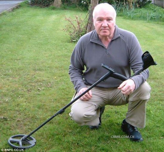 60歲的庫珀,正是他在柴郡桑德巴奇一名農民的田里地發現了黃金胸針