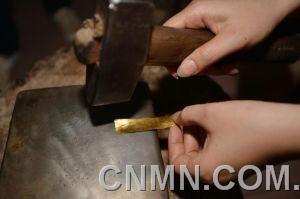 金箔鍛造大部分工序都需要人工操作，所以對(duì)技術(shù)要求很高。砸金片要求極高，有一錘沒砸好，一天的工作就可能白費(fèi)掉。