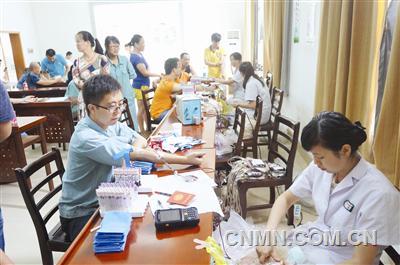 為響應(yīng)江西省獻(xiàn)血辦、江西省血液中心《關(guān)于組織公民義務(wù)獻(xiàn)血通知》的號召，南昌硬質(zhì)合金有限責(zé)任公司近日組織職工進(jìn)行無償義務(wù)獻(xiàn)血活動。此次義務(wù)獻(xiàn)血活動共有來自各生產(chǎn)單位、職能部門50余位愛心獻(xiàn)血者參加，成功獻(xiàn)血者達(dá)45人，短短半天時間共獻(xiàn)血12000余毫升。