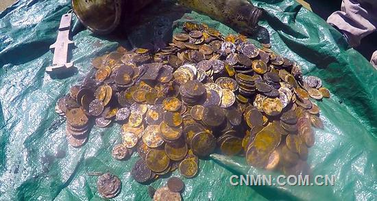 你以為海底藏寶真的只是傳說？那就錯(cuò)了！據(jù)英國《每日郵報(bào)》9月27日報(bào)道，一組潛水員因參與新西蘭惠靈頓港的海床清理工作，結(jié)果邂逅了深藏海底的868枚金幣，這可是一筆不小的財(cái)富！