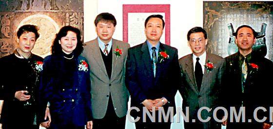 畫家與嘉賓合影(左三為中國駐多倫多文化領事項曉偉,右二為國際佛光會多倫多會長)1