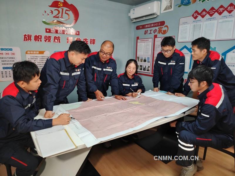 215地質隊技術員在項目組流動職工之家討論項目(李雪沫)