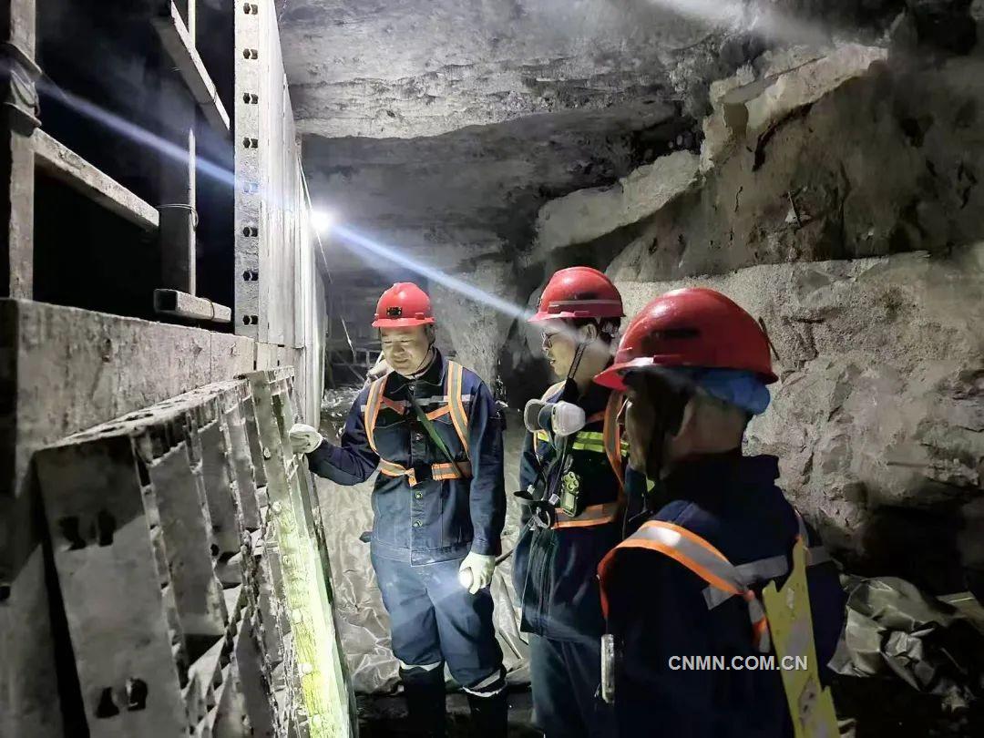 新鑫礦業(yè)副總工程師紀(jì)曉飛督導(dǎo)喀拉通克重點(diǎn)項(xiàng)目建設(shè)。馬如成攝