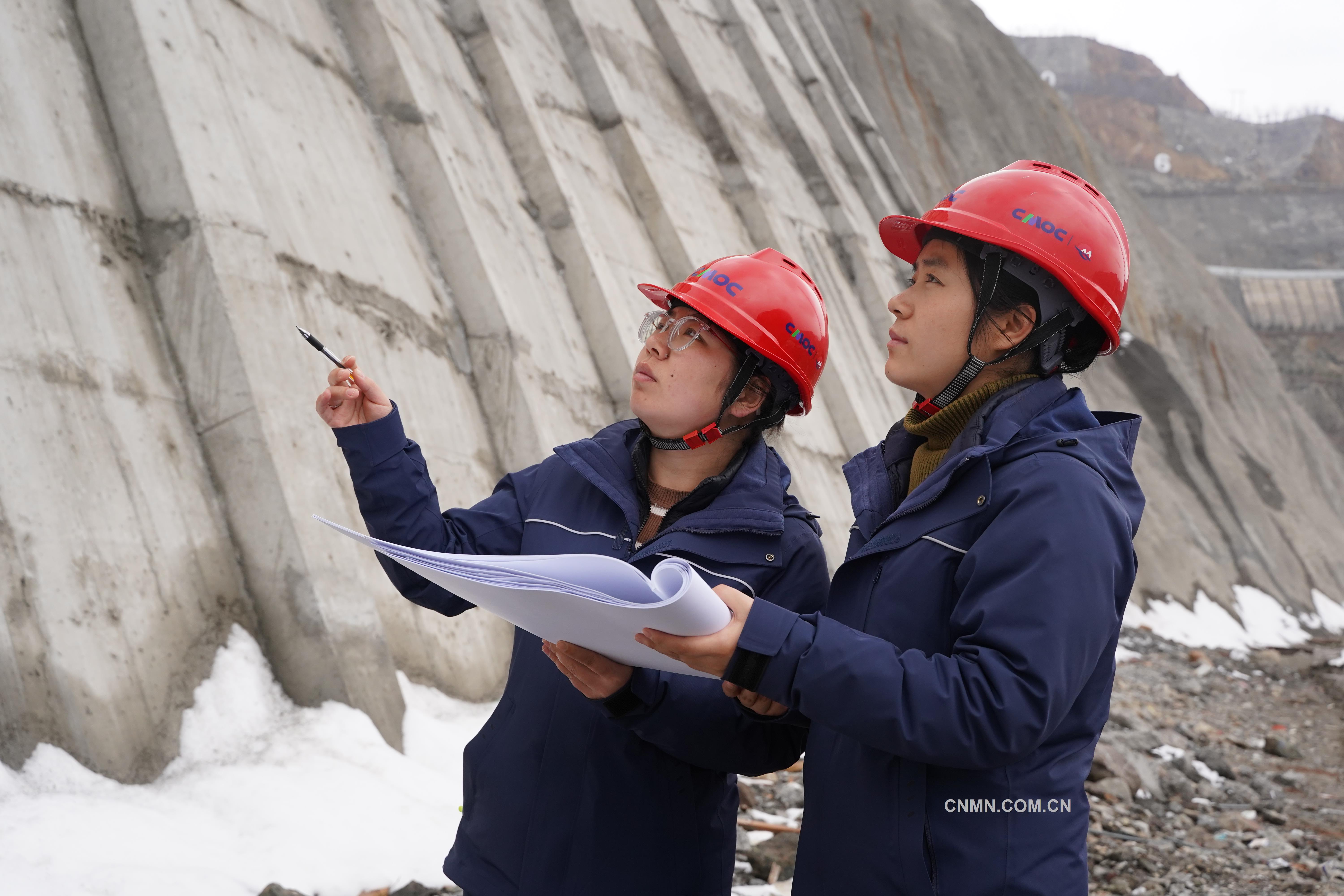 青春之約綻芳華 馬瑩瑩(左一)到施工現(xiàn)場(chǎng)進(jìn)行技術(shù)指導(dǎo)。