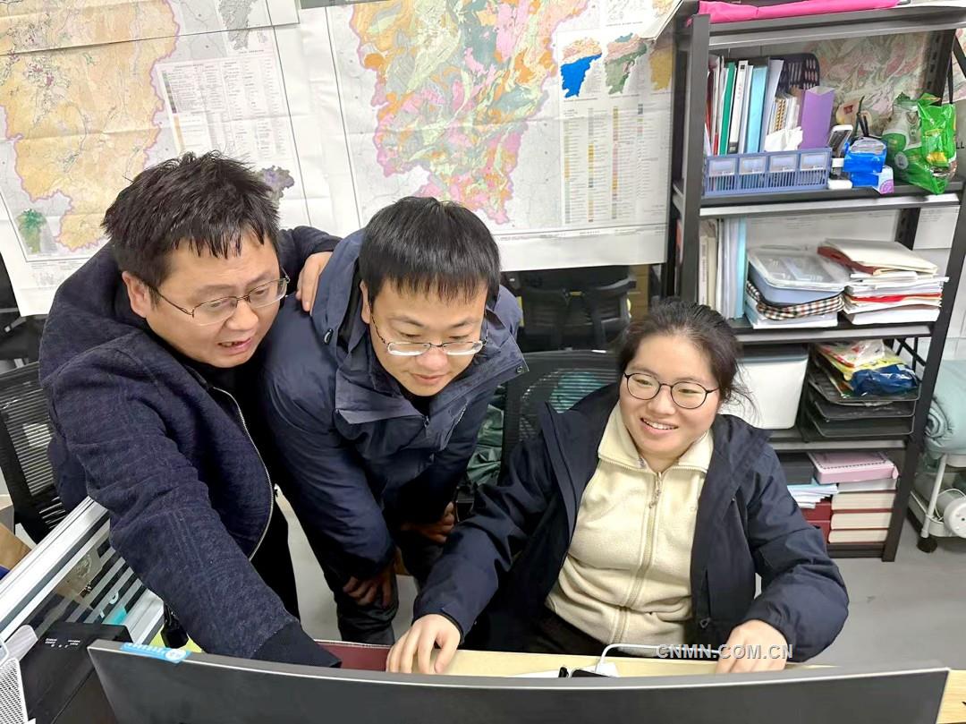 屠璐倩與同事們交流