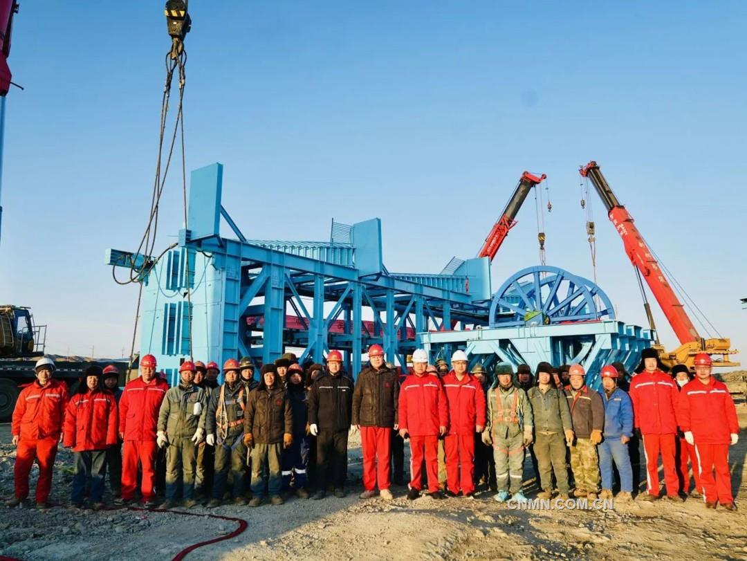 亞克斯配圖1號(hào)輔助提升井井架完工后工作人員合影