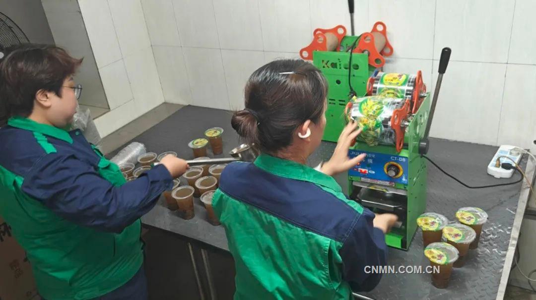 金川集團(tuán)銅貴公司為職工制作清涼飲料