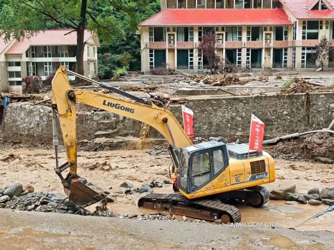 中國十七冶搶險救災(zāi)工作隊在榆中縣s104周邊疏通河道