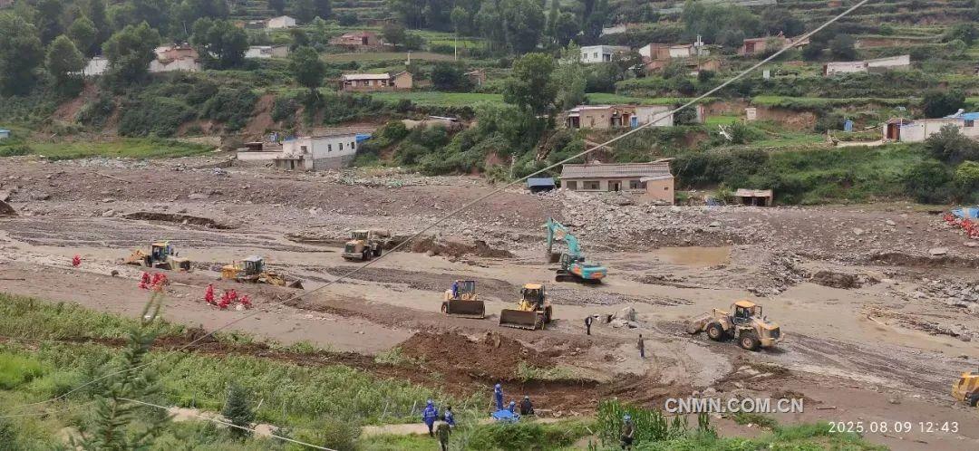 中國十七冶搶險救災(zāi)工作隊在榆中縣舊莊溝村附近修建臨時便道