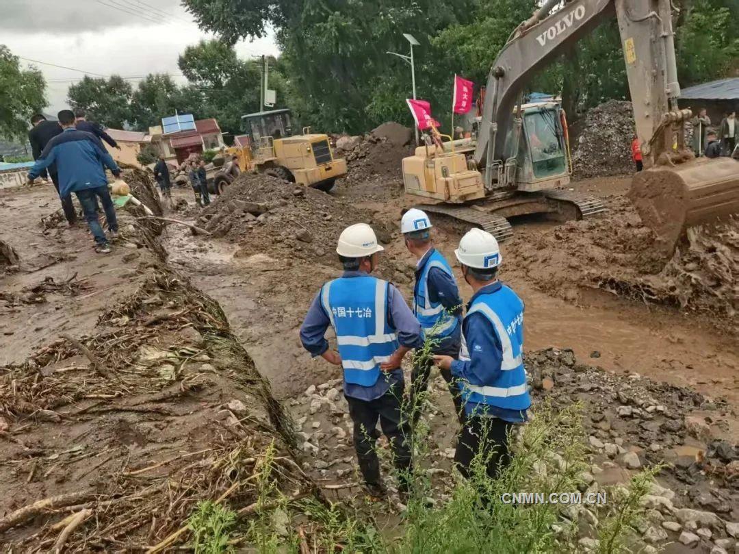 中國十七冶搶險救災(zāi)工作隊在甘肅榆中救災(zāi)一線組織作業(yè)