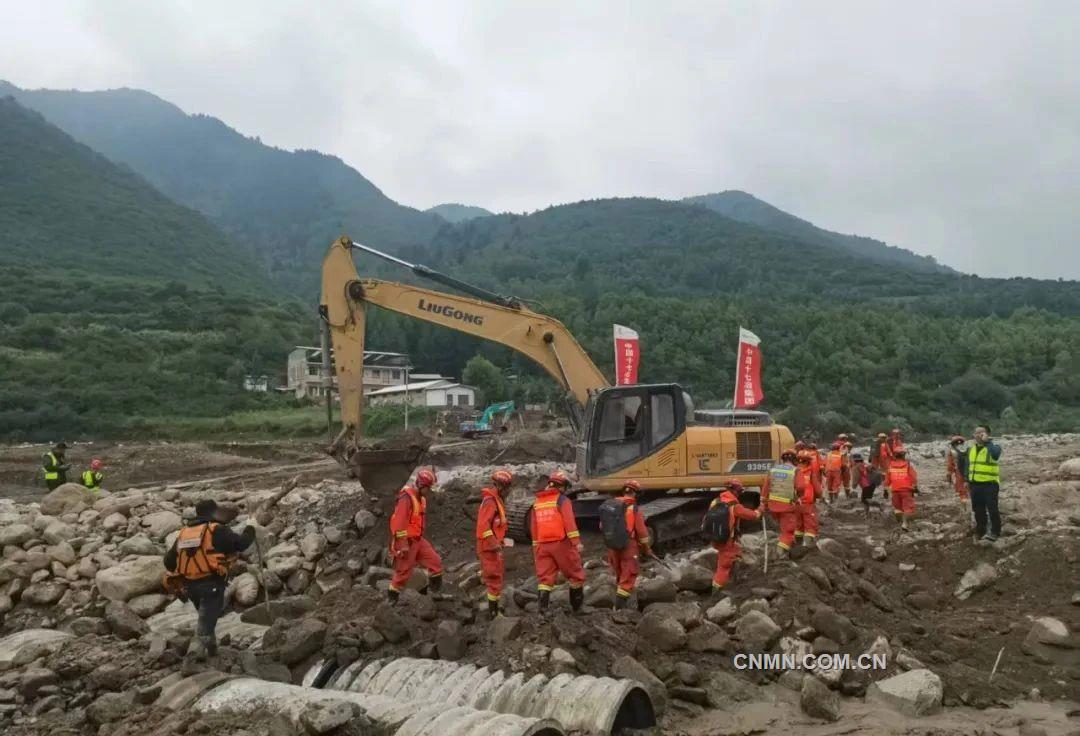 中國十七冶搶險救災(zāi)工作隊搶建通往杜家莊的臨時便道