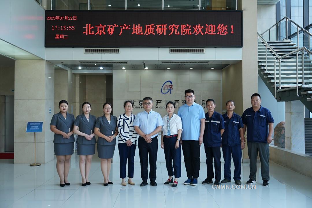 2 右 資產(chǎn)運(yùn)營團(tuán)隊(duì)合影