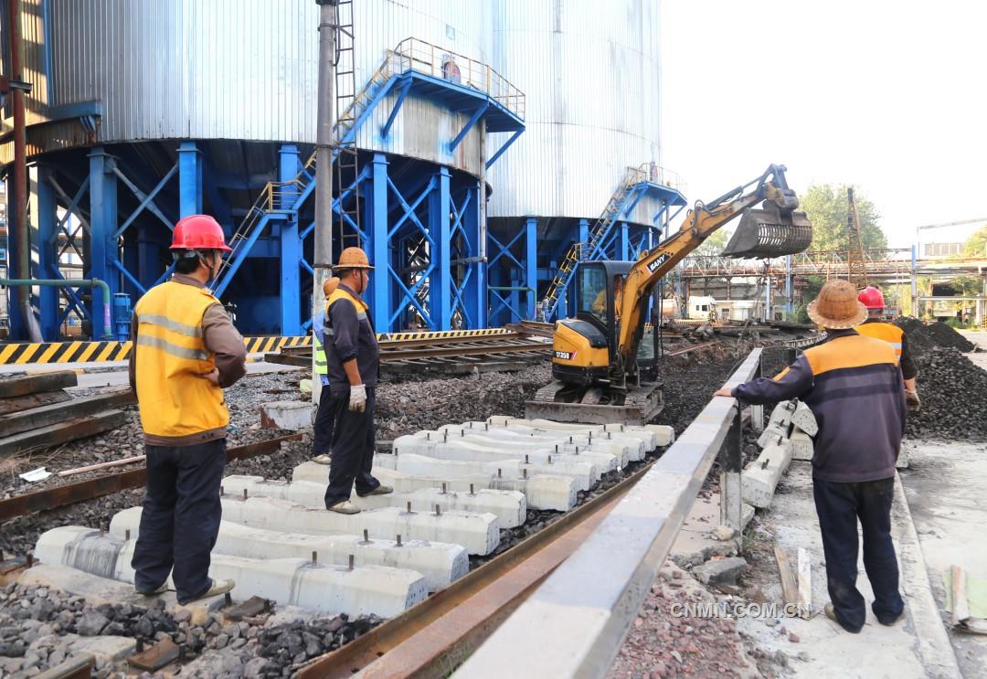 51816中部陸港-人機(jī)協(xié)同進(jìn)行廠內(nèi)12號(hào)線檢修改造作業(yè)。