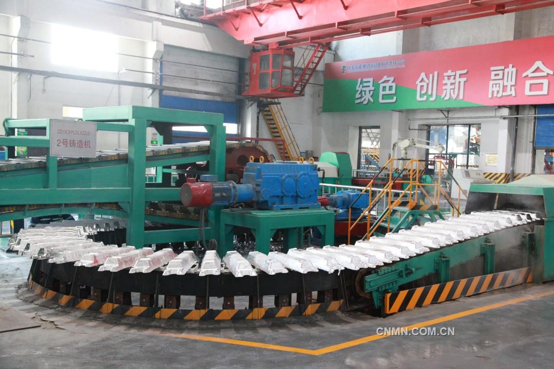 霍煤鴻駿鋁電公司鑄造全自動生產(chǎn)線。