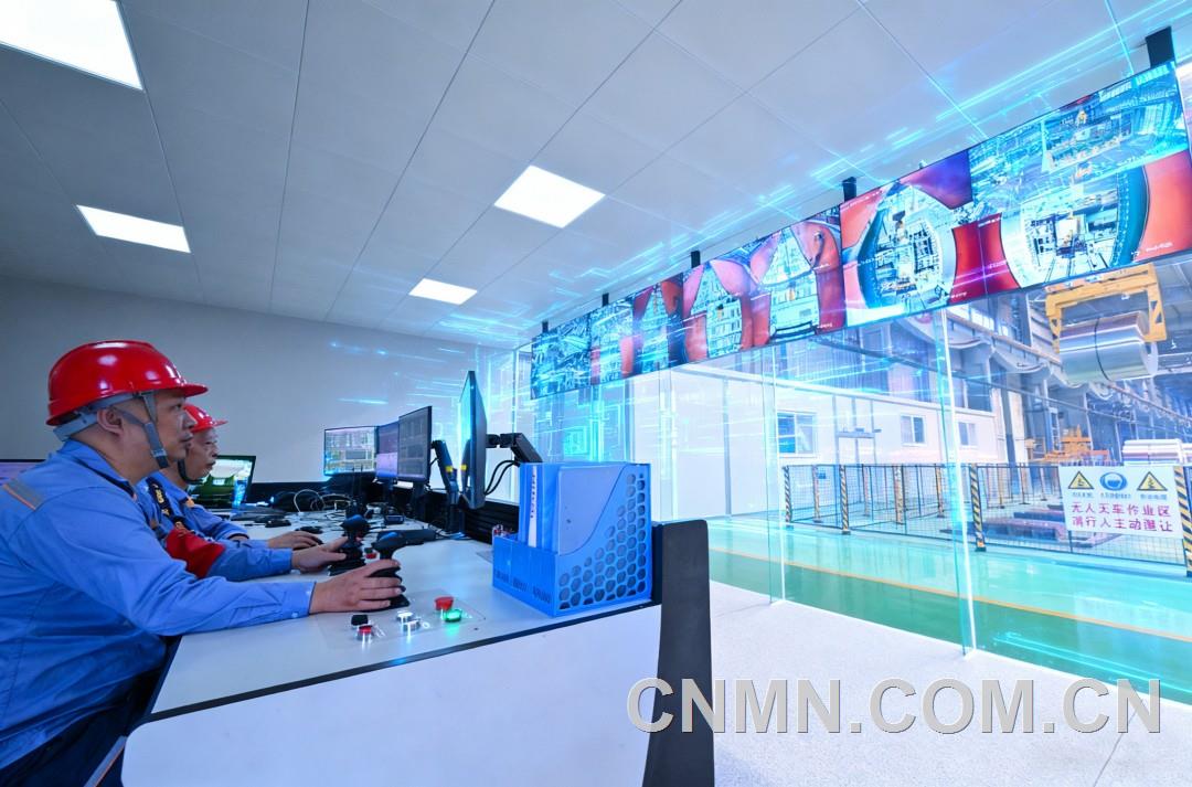 西南鋁熱連軋智能化平面庫職工在操作室吊運鋁卷。