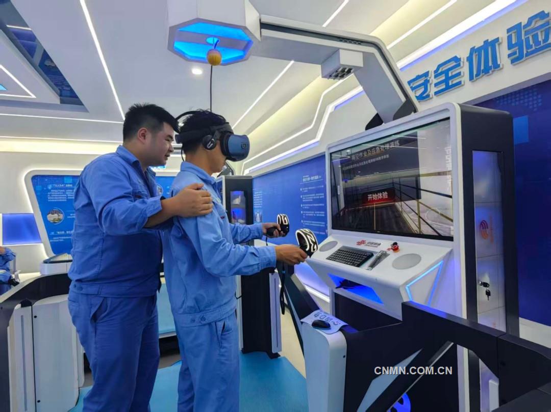 水口山礦工正在參與vr體驗和實操互動
