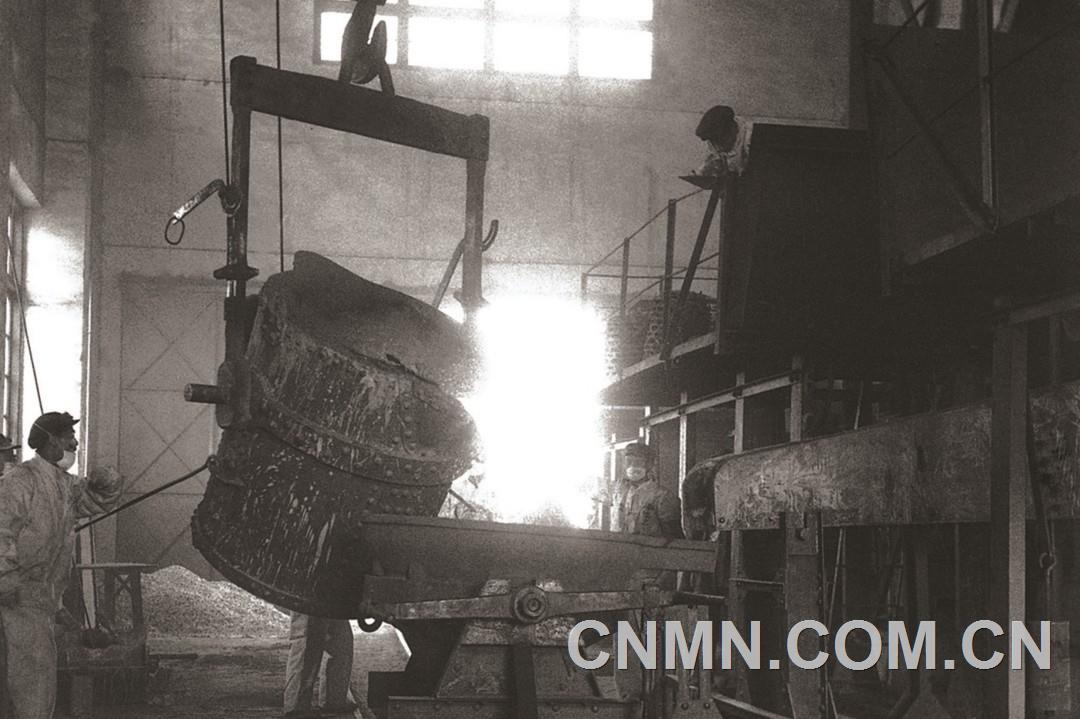 1953年5月1日,銅官山冶煉廠冶煉出第一爐銅水