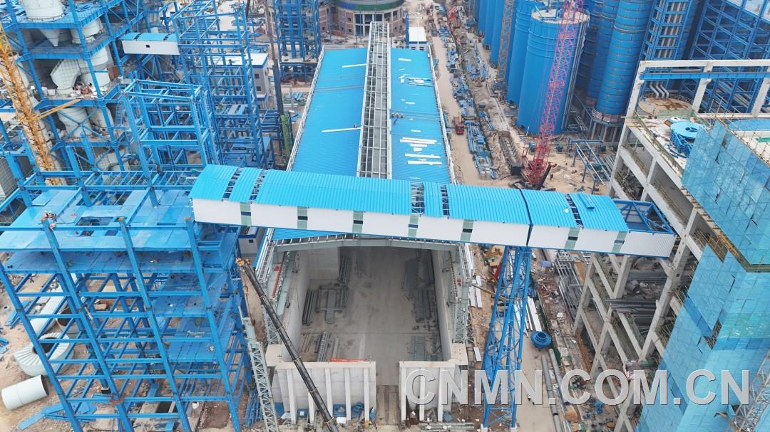 橫跨46米 五礦二十三冶又一氧化鋁項目完成通廊吊裝