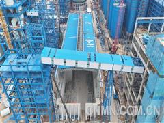 橫跨46米 五礦二十三冶又一氧化鋁項目完成通廊吊裝